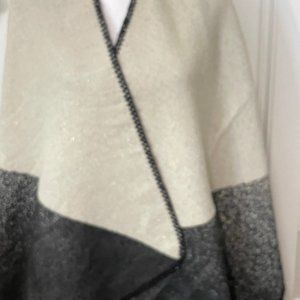 Adrienne Vittadini Wrap/Shawl, Black and Champagne ONE SIZE, Preowned/Used